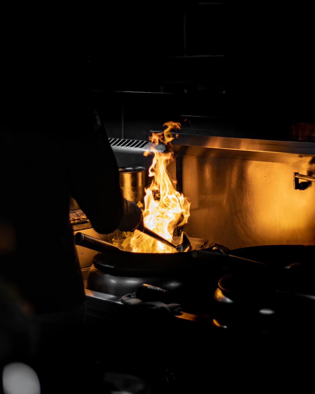 Trabajo culinario en cocina, fotografía conceptual provisional