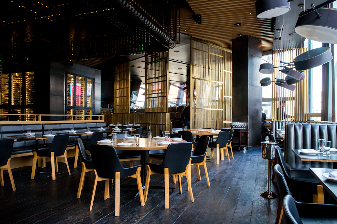 Mesa de restaurante contemporáneo, fotografía provisional para experiencias