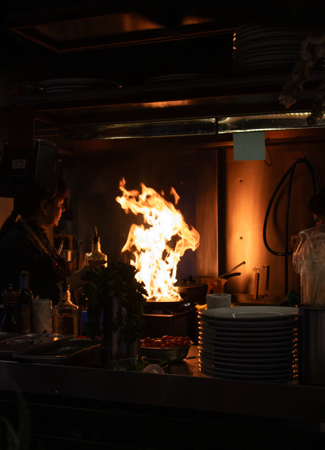 Llamas en una cocina profesional, fotografía provisional para el hero de Lumbre 47