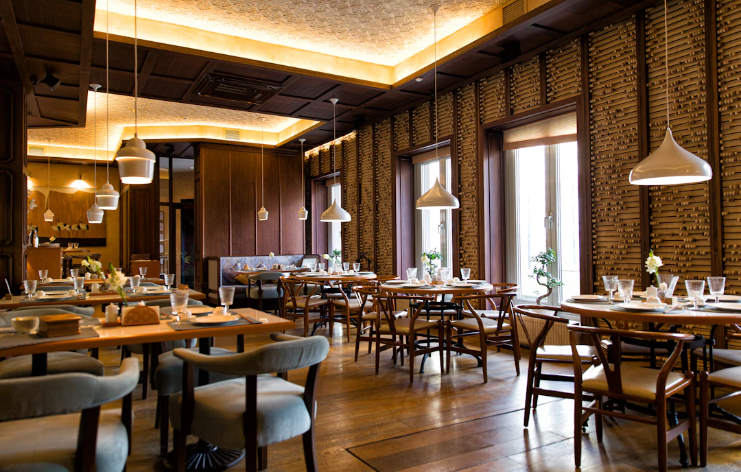 Interior contemporáneo de restaurante, fotografía provisional